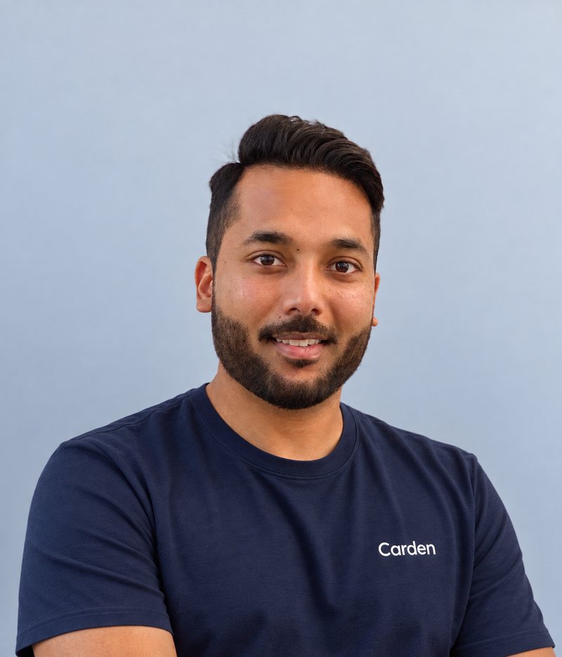 Risvan Asif, fondateur de Carden, en t-shirt Carden