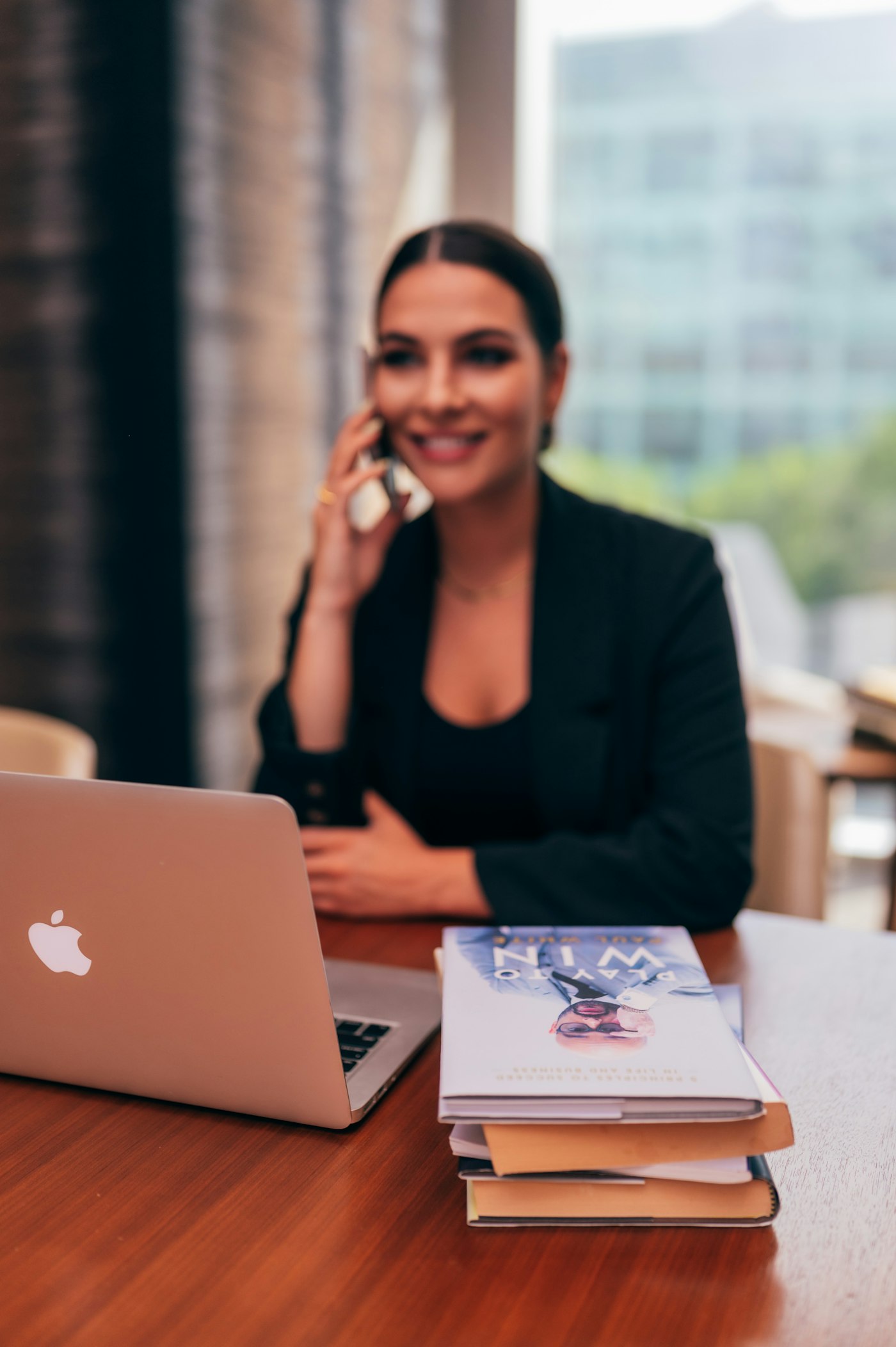Une directrice de réseau au téléphone, à son bureau